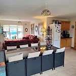 Проживание в семье Spacious Twin Bedroom In *
