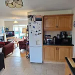 Проживание в семье Spacious Twin Bedroom In Листоуэл