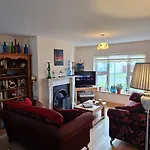 Spacious Twin Bedroom In