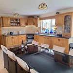 Spacious Twin Bedroom In Проживание в семье