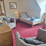 Проживание в семье Spacious Twin Bedroom In *
