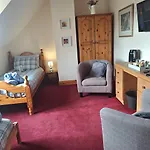 Spacious Twin Bedroom In Листоуэл