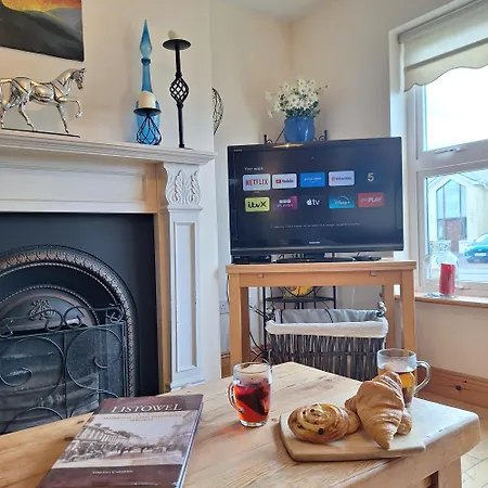 Spacious Twin Bedroom In *