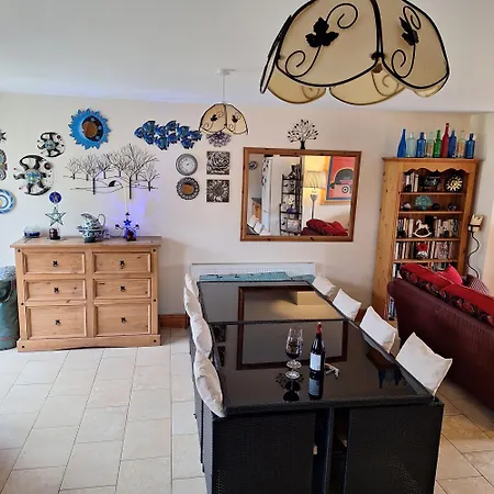 Spacious Twin Bedroom In בית אירוח