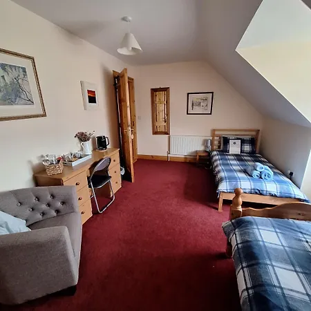 Spacious Twin Bedroom In *