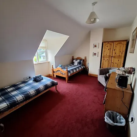 Spacious Twin Bedroom In *