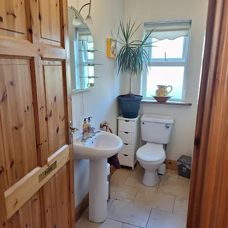 Spacious Twin Bedroom In Listowel