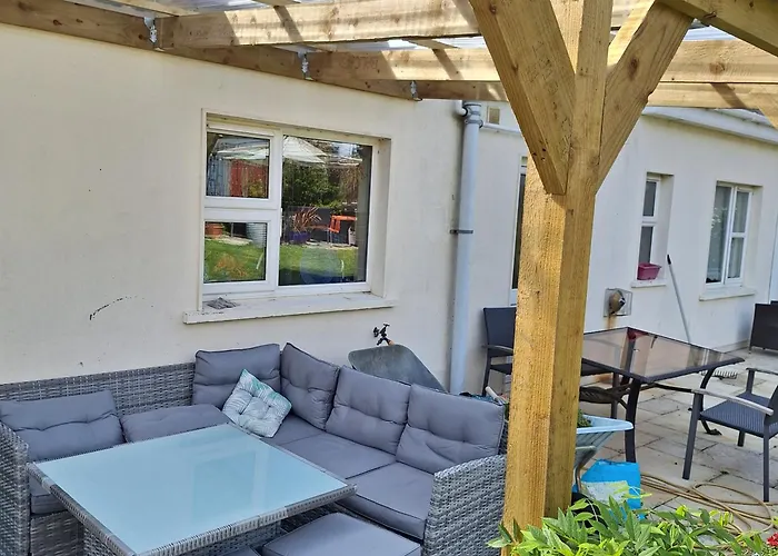 Spacious Twin Bedroom In